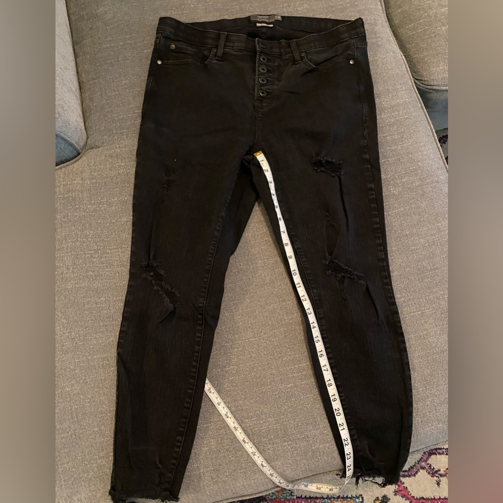 Shy High skinny Premium Stretch. Distressed with raw hem detail